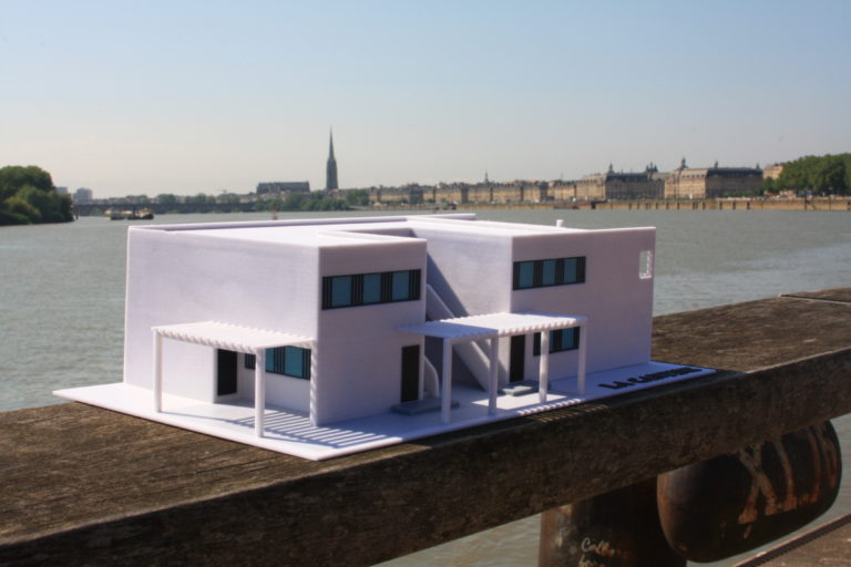 Maquette architecturale d’une maison présentée au bord de l’eau