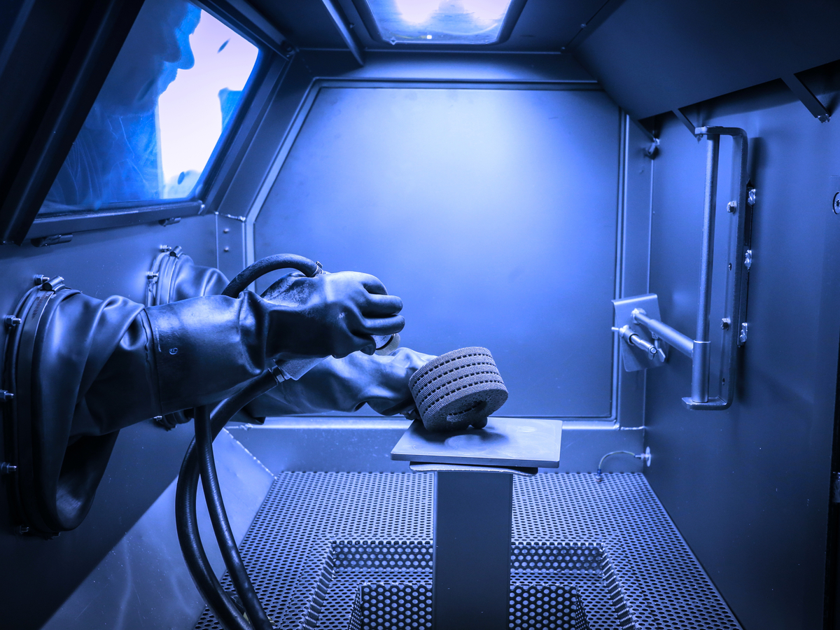 Manipulation d’une pièce dans une enceinte à gants