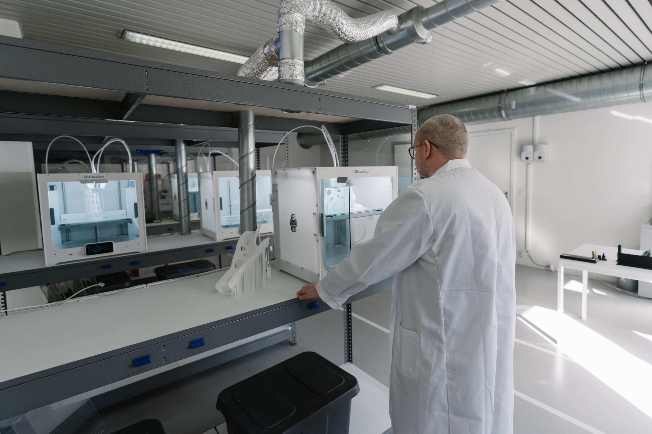 Operator beside Ultimaker 3D printers