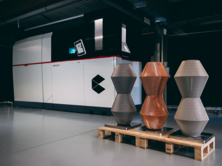 Machine AMCM et trois grandes pièces métalliques posées sur une palette