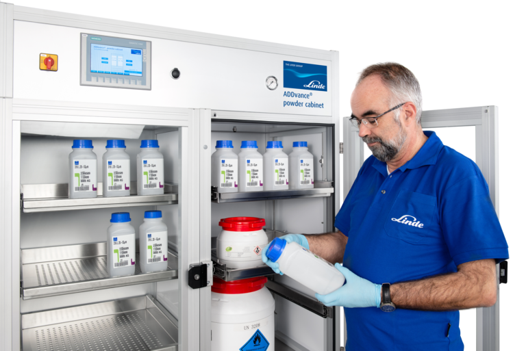 Opérateur devant une armoire de stockage des poudres Linde ADDvance