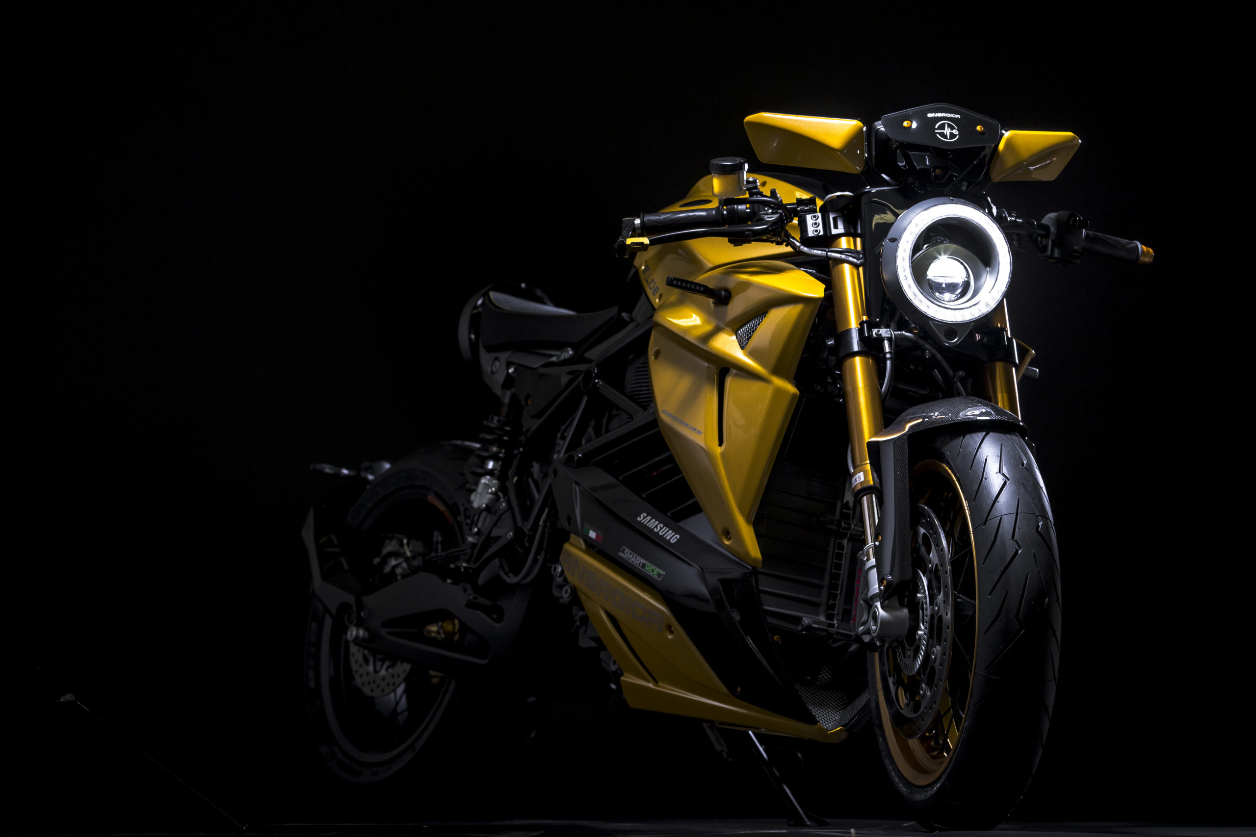 Vue de face du concept de moto jaune Bolid-E