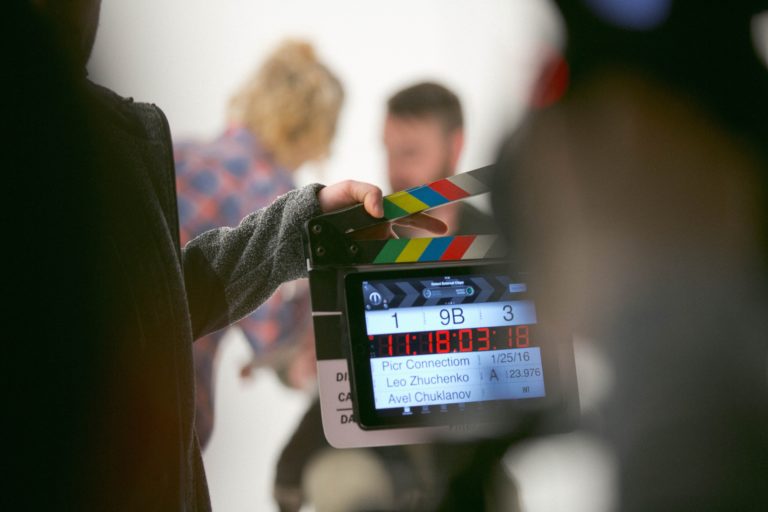 Clap de cinéma tenu devant une équipe de tournage ; photo d’illustration, Avel Chuklanov / Unsplash