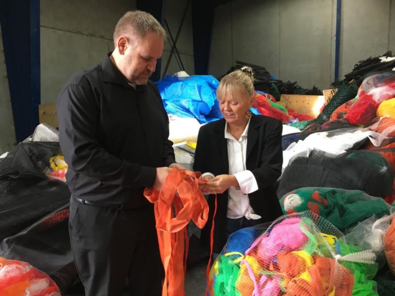 Mogens Hinge et Gitte Buk Larsen examinent des déchets plastiques à recycler