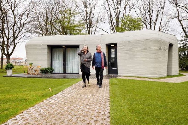 Les premiers locataires devant la maison du projet Milestone à Eindhoven