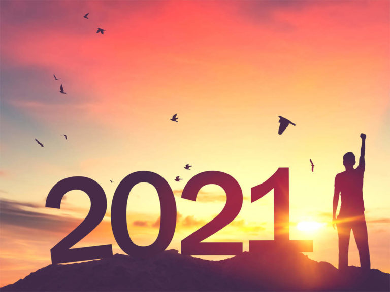 Silhouette devant un soleil levant et les chiffres 2021