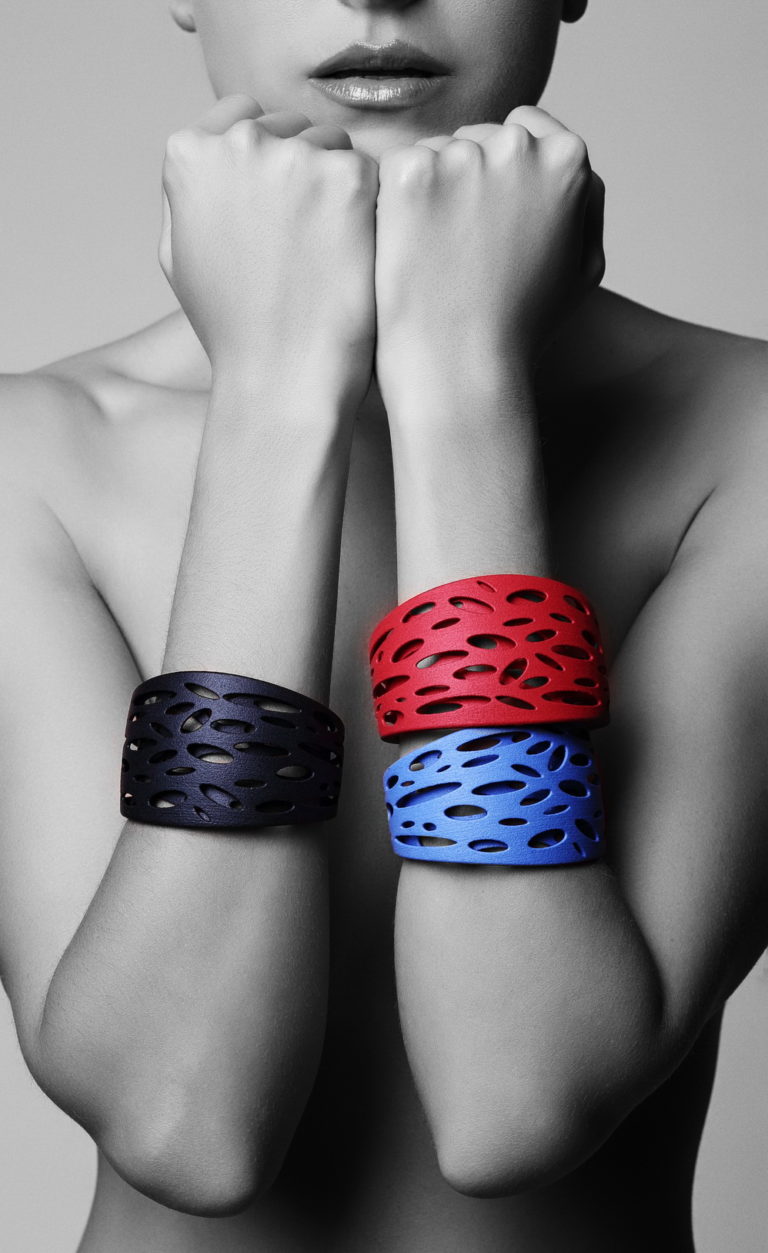 Bracelets imprimés en 3D et colorés par CIPRES, portés au poignet