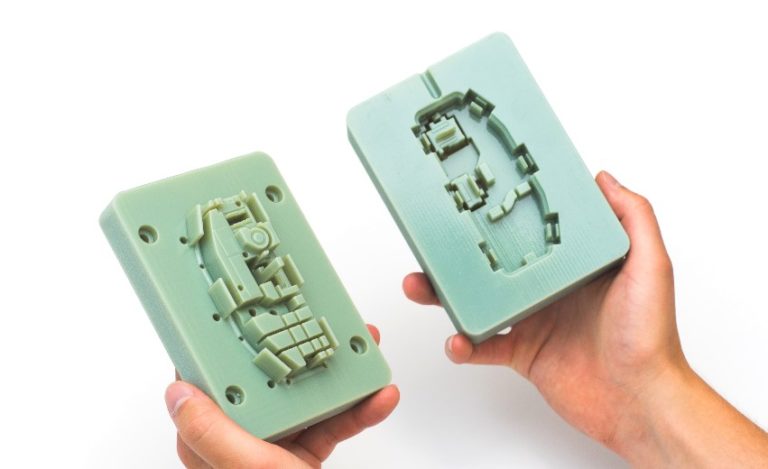 Deux moitiés d’un moule d’injection en photopolymère Digital ABS tenues à la main