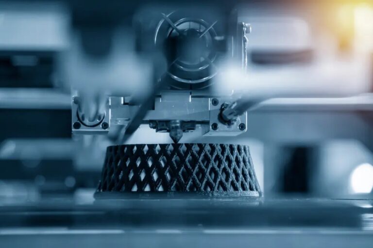 Filament 3D printer producing a black lattice structure