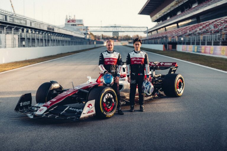 Valtteri Bottas et Zhou Guanyu devant leur monoplace Alfa Romeo