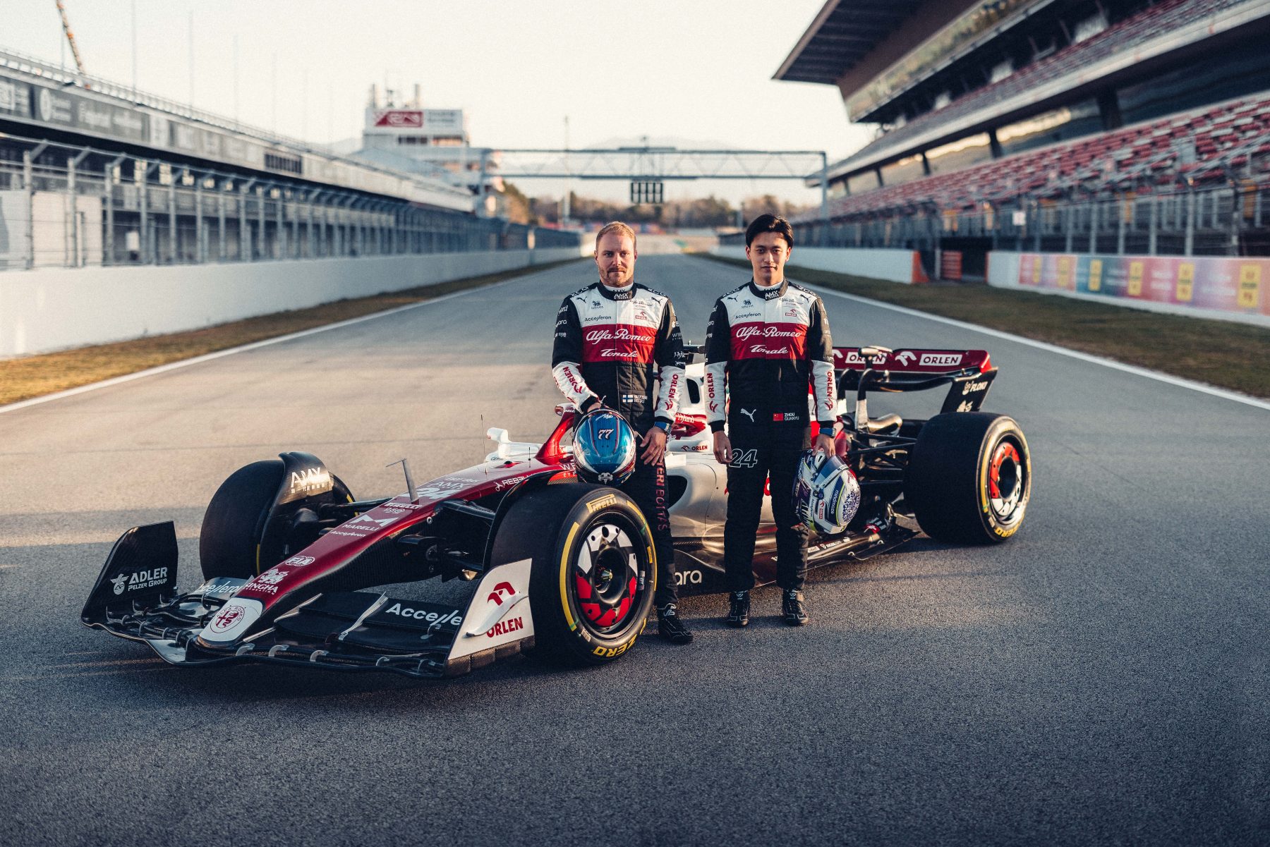 Valtteri Bottas et Zhou Guanyu devant leur monoplace Alfa Romeo