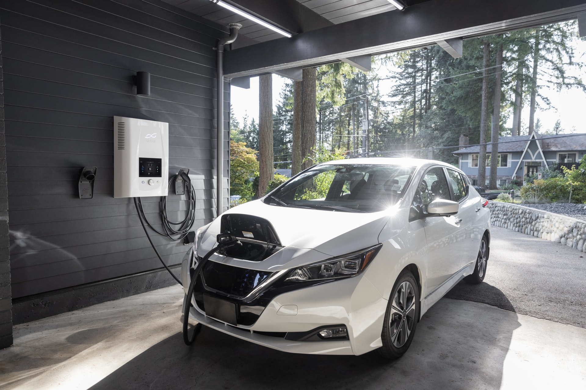 Véhicule électrique raccordé à une borne de recharge domestique
