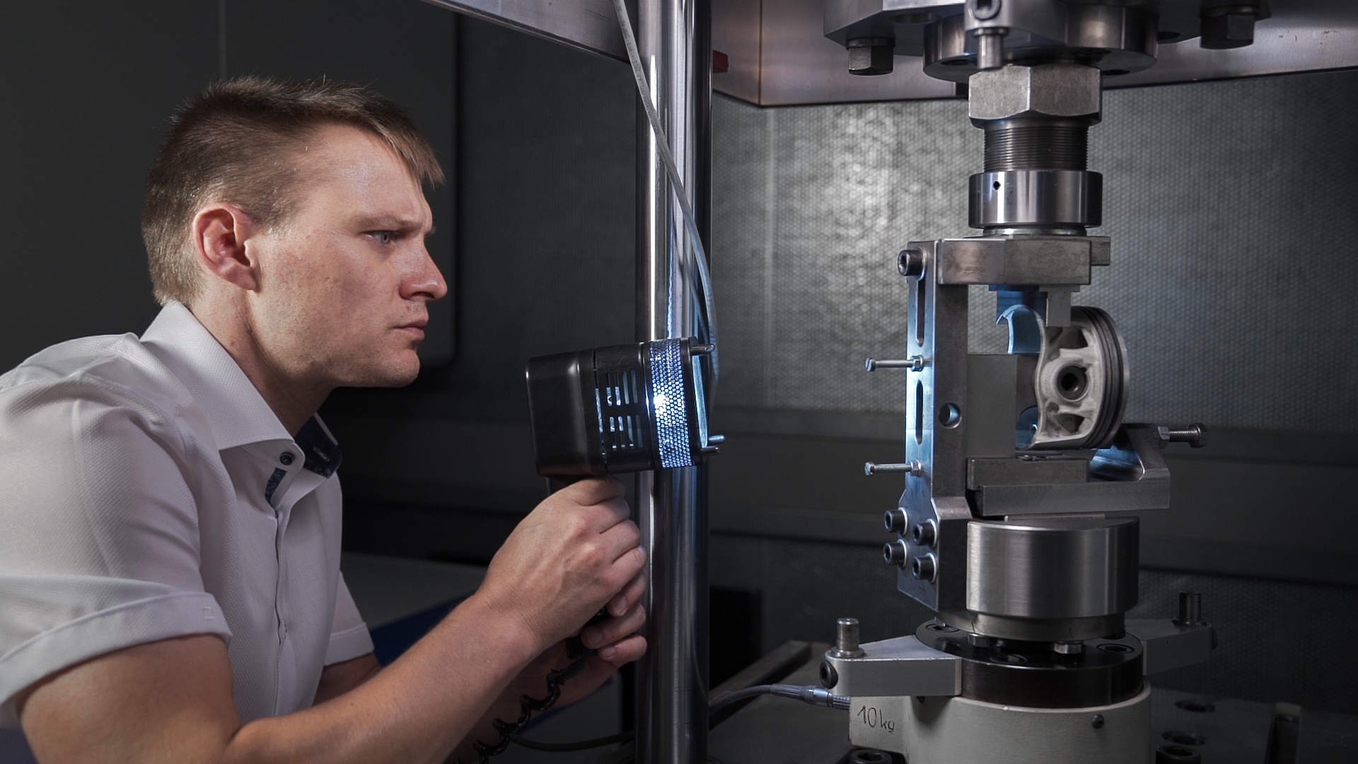 Essai mécanique d’un piston MAHLE