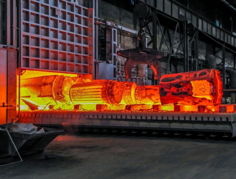 Pièces métalliques chauffées dans une installation industrielle