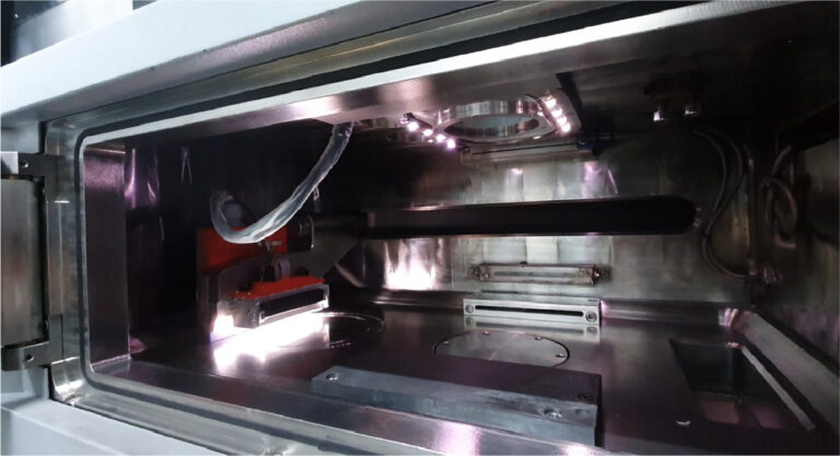 Dispositif d’étalement et capteur dans une chambre de fabrication sur lit de poudre