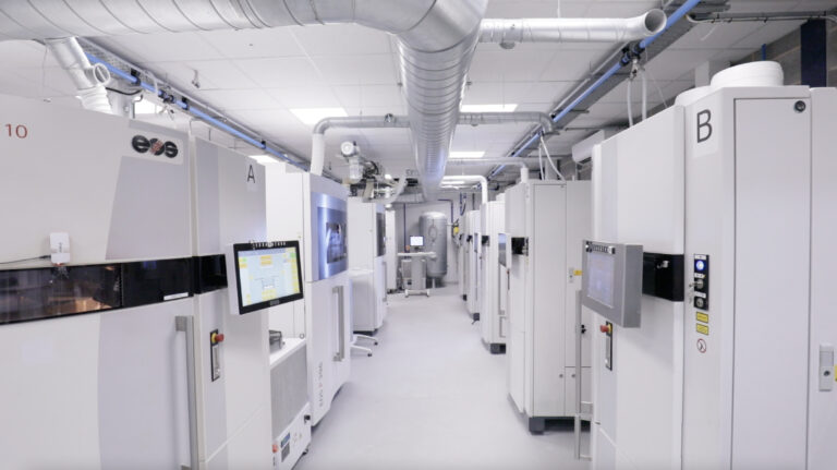 Rangée d’imprimantes 3D dans l’atelier de 3DPRINTUK