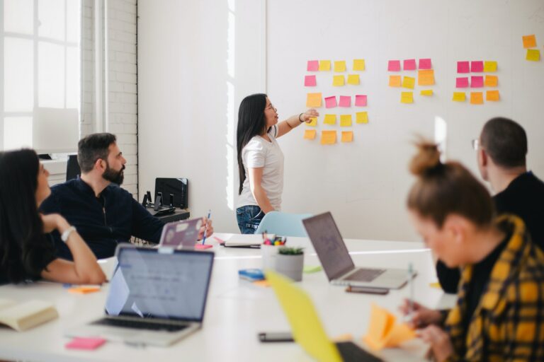 Réunion de travail autour d’un tableau de notes, photo d’illustration