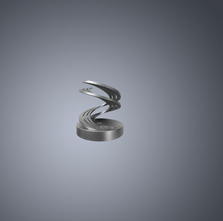 Pièce métallique en forme de spirale dressée sur une base circulaire