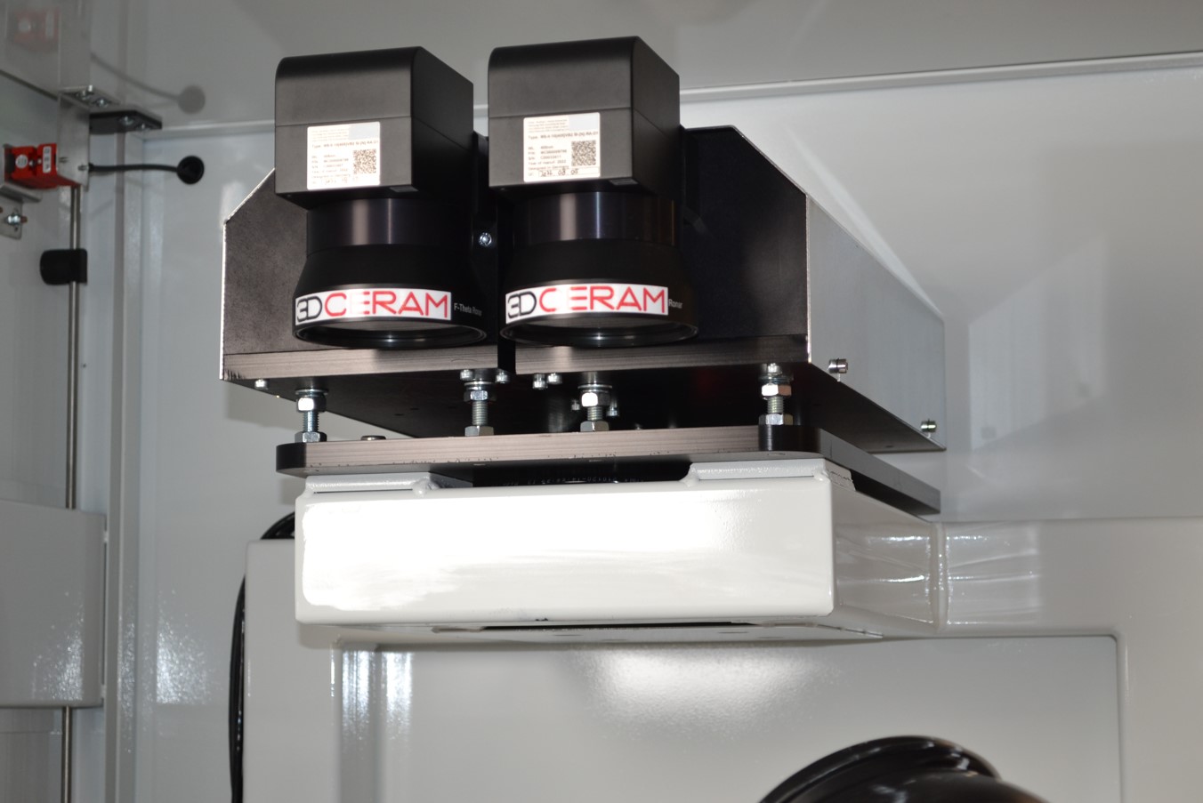 Deux têtes laser installées dans une machine 3DCeram