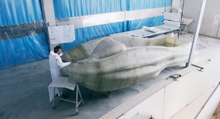 Coque du bateau Mambo en fabrication dans l’atelier de Moi Composites