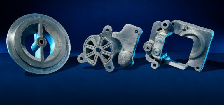Trois composants métalliques en aluminium présentés sur un fond bleu