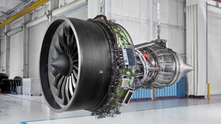 Moteur d’avion suspendu dans un atelier, image fournie par GKN Aerospace