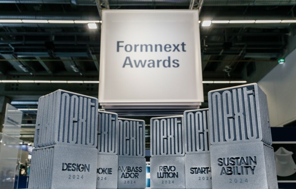 Les six trophées des Formnext Awards 2024 exposés sous une enseigne du concours