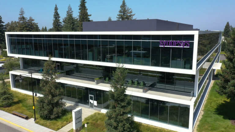 Bâtiment du siège de Synopsys avec son enseigne.
