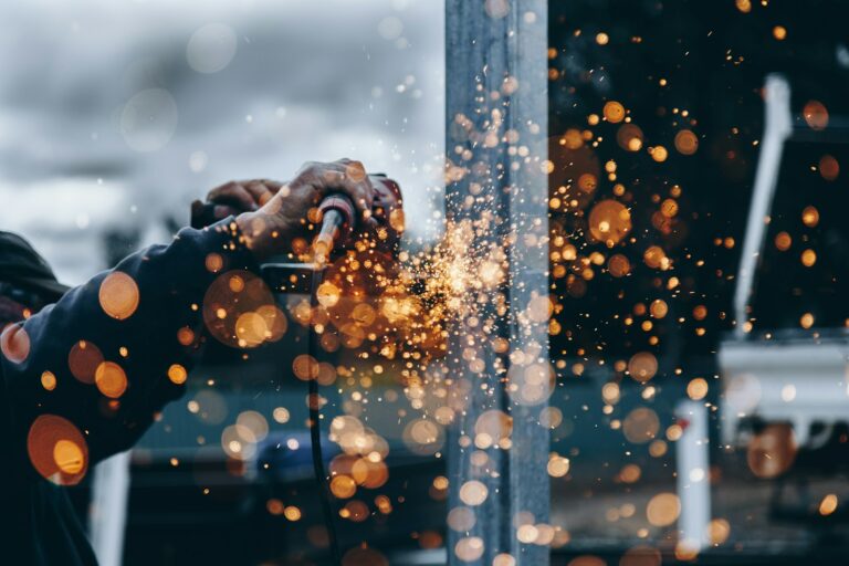 Travail du métal avec un outil produisant des étincelles