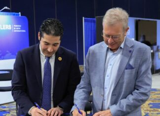 ASTM and CECIMO strengthen transatlantic ties in additive manufacturing Two men signing a MoU