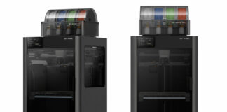 L’imprimante 3D H2C de Bambu Lab peut imprimer jusqu’à 24 filaments simultanément tout en minimisant les déchets de purge Image of 2 3D printers