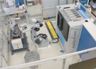 Post-traitement | Pourquoi avez-vous besoin d’un robot pour le dépoudrage ? – Solukon vous explique. Robot connected to a depowdering system