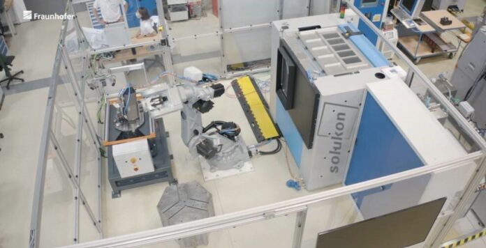 Robot for depowdering Robot connected to a depowdering system