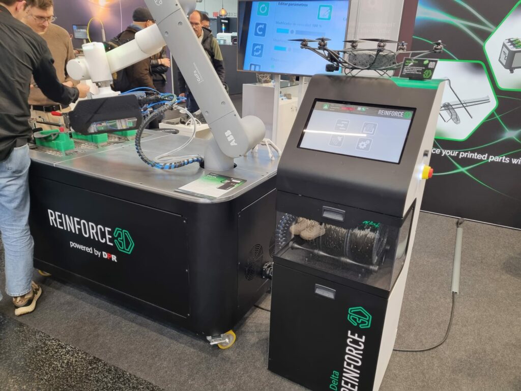 Équipement Reinforce3D avec bras robotisé et écran de commande.