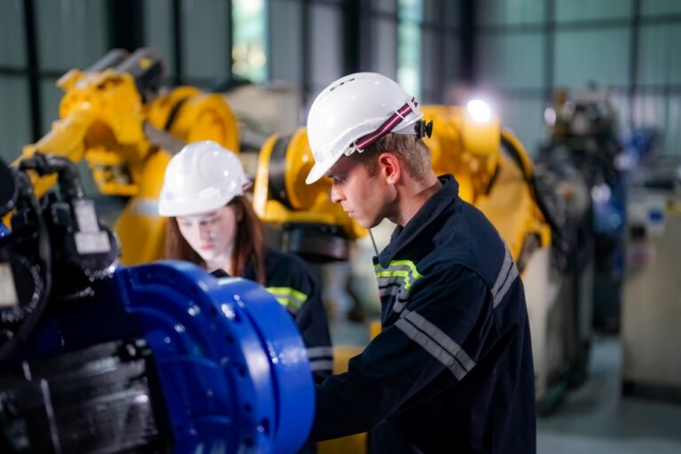 Deux personnes près d’un équipement industriel et de ses tuyauteries