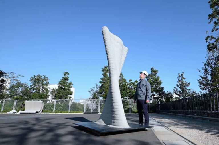 Paroi courbe en béton imprimée par le système de projection de Shimizu