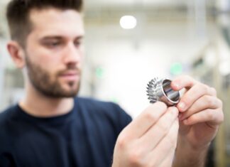 Entre vision et réalité : le business de la fabrication additive en 2025. Man looking at a puzzle