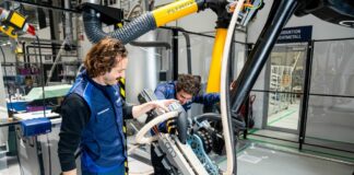 Structurer la gestion des données dans la FA : perspectives de BMW Group et du NIST Two men operating a robot 3D printer