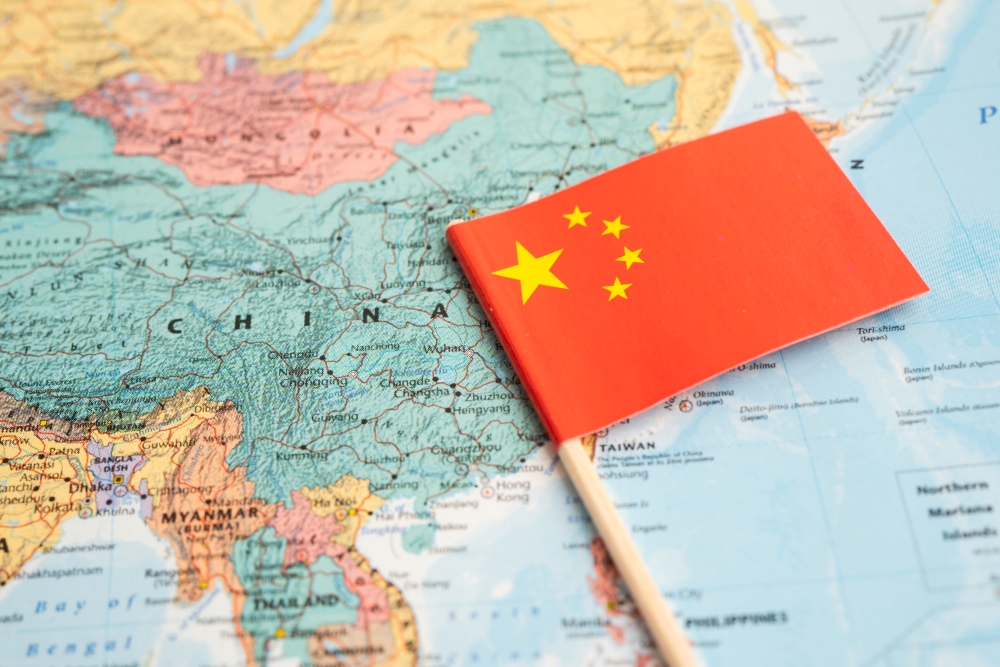 Drapeau chinois sur une carte du monde