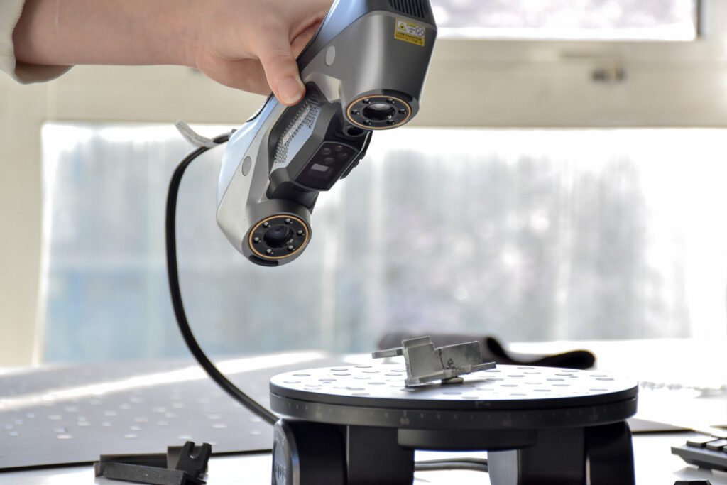 Hand 3D scanning an object