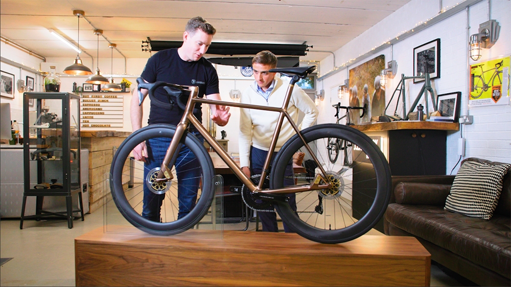Équipe J.Laverack avec un vélo. Crédit : J.Laverack Bicycles