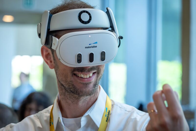 Participant au forum équipé d’un casque de réalité mixte