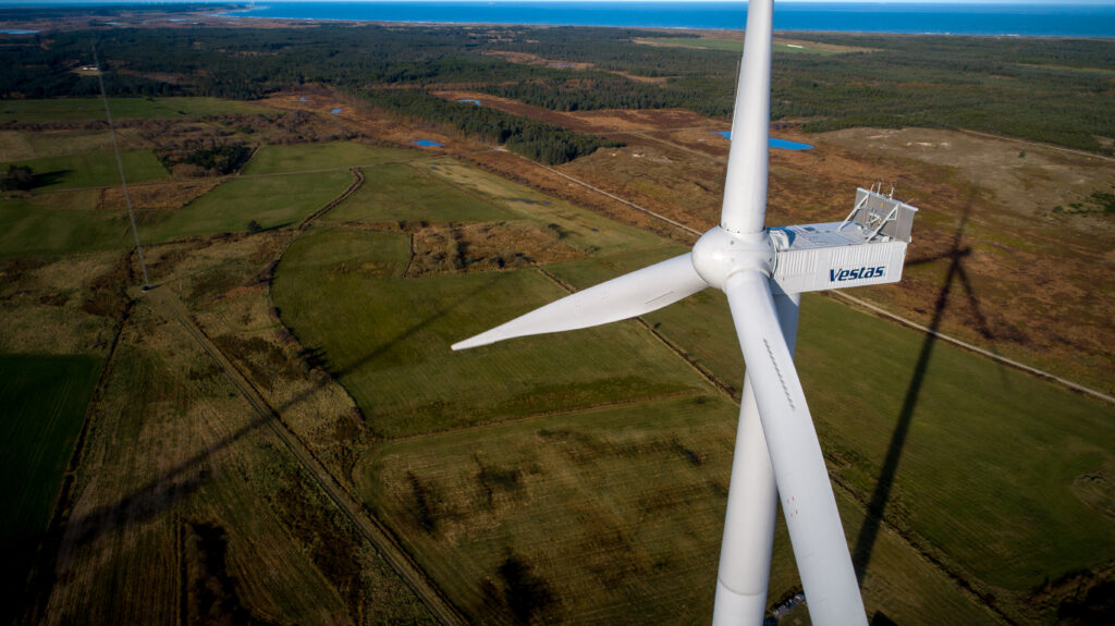 Une éolienne Vestas dans un paysage rural.