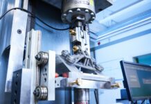 © Fraunhofer IWM, Photo: Kai Wudtke Cyclic load testing of an additively manufactured metal component after me-chanical surface treatment at the highly stressed zones. In the experiment, the increase in service life achieved by the post-treatment is tested.