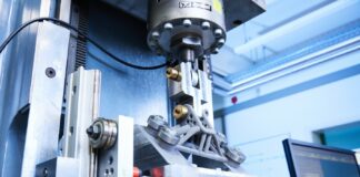 © Fraunhofer IWM, Photo: Kai Wudtke Cyclic load testing of an additively manufactured metal component after me-chanical surface treatment at the highly stressed zones. In the experiment, the increase in service life achieved by the post-treatment is tested.