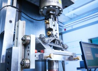 © Fraunhofer IWM, Photo: Kai Wudtke Cyclic load testing of an additively manufactured metal component after me-chanical surface treatment at the highly stressed zones. In the experiment, the increase in service life achieved by the post-treatment is tested.