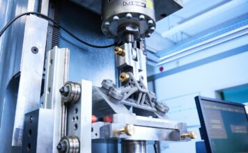 © Fraunhofer IWM, Photo: Kai Wudtke Cyclic load testing of an additively manufactured metal component after me-chanical surface treatment at the highly stressed zones. In the experiment, the increase in service life achieved by the post-treatment is tested.