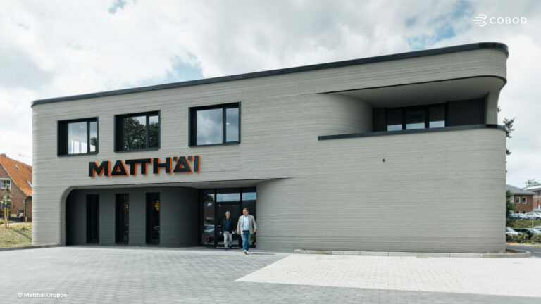 Two-storey Matthäi office building with curved printed walls in Selsingen.
