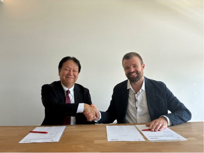 Masahiko Arai, Executive Officer and Group President, Defense & Space Systems, Mitsubishi Electric, and Dr. Emile de Rijk, Chief Executive Officer, SWISSto12